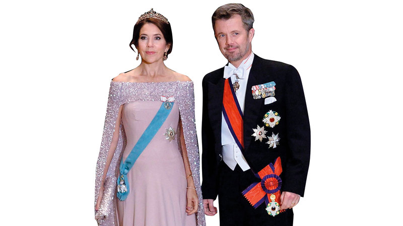 ولية عهد الدنمارك تألقت بثوبها البنفسجي وتاجها الذي يتم طيّه. أ.ف.ب