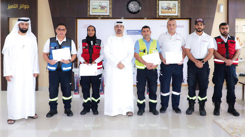 بن دراي خلال تكريم الطاقم المشارك في إنقاذ الطفل. من المصدر