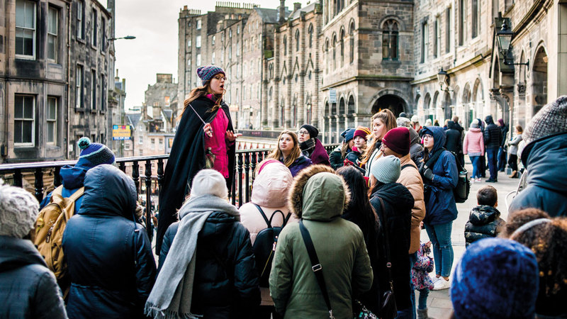 تمر جولات هاري بوتر مثل «بوتر تريل» بشارع فيكتوريا ستريت بمدينة إدنبرة.