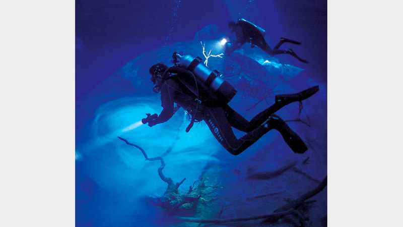 حمدان بن محمد خلال رحلة غوص لاكتشاف أحد كهوف المياه العذبة بالمكسيك.

من المصدر