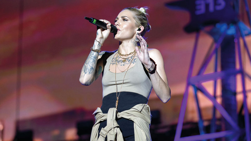 سكايلر جراي انضمت إلى إمينيم أثناء أدائه بعض الأغنيات.