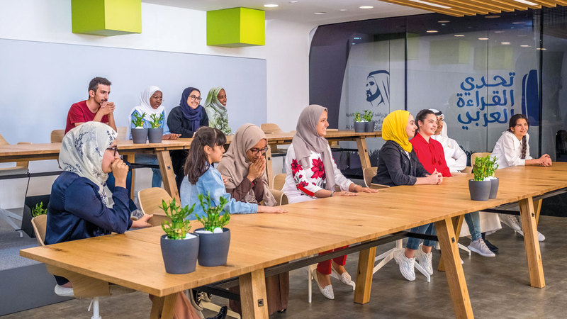 الحلقة شهدت تنظيم تحديين بين المتسابقين لقياس المستويين المعرفي والثقافي لديهم وقدرتهم على التعبير. من المصدر