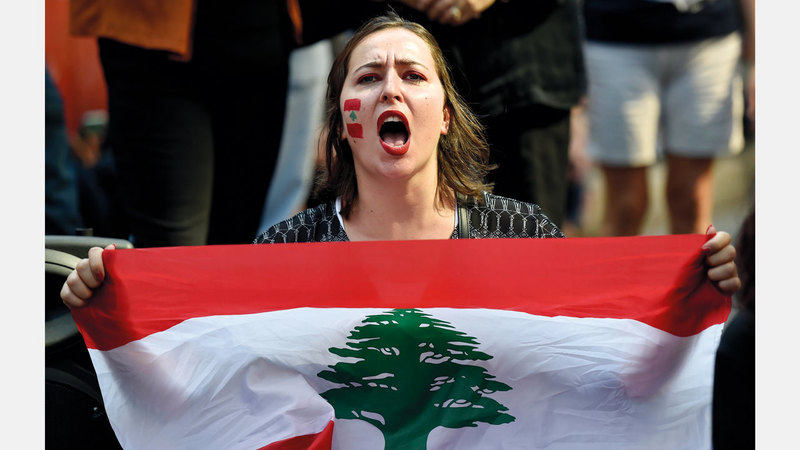 لبنانية خلال تظاهرات بيروت الاحتجاجية.  أ.ف.ب