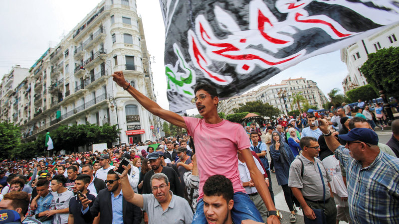 في الجزائر يتظاهرون ضد الطبقة السياسية. رويترز