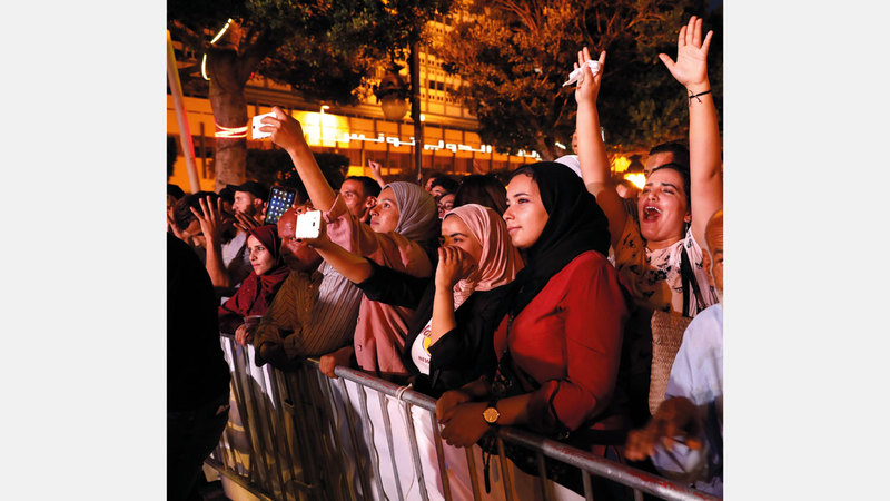 التونسيون يتظاهرون للمطالبة بفرص عمل وضد التهميش.  إي.بي.إيه