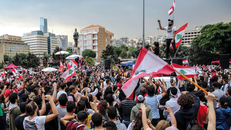 المتظاهرون في لبنان يعترضون على الطائفية.  إي.بي.إيه