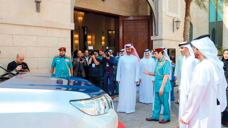 عمار بن حميد النعيمي يستمع لشرح عن آلية عمل الدورية خلال التدشين. من المصدر