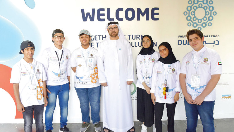 محمد القرقاوي في لقطة مع الفريق الإماراتي.  من المصدر