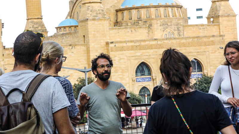 جميل معوض يلقي محاضرته في الهواء الطلق.  أ.ف.ب