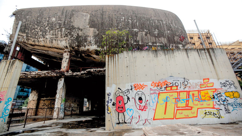 مبنى «البيضة» الذي لايزال يحمل آثار الحرب اللبنانية الأصلية.  أ.ف.ب