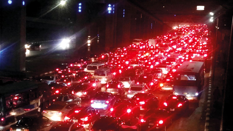 الشوارع ازدحمت بالسيارات بسبب هطول الامطار الغزيرة.  رويترز