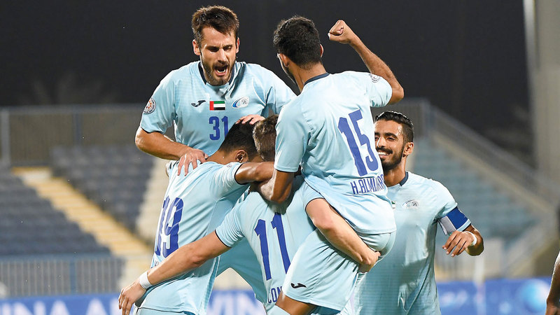 لاعبو بني ياس يحتفلون بالتسجيل في خورفكان خلال المباراة التي انتهت بالتعادل 1-1. تصوير: إريك أرازاس