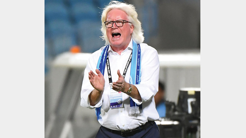 مدرب بني ياس، الألماني شايفر، اعترض كثيراً على القرارات التحكيمية في مباراة خورفكان. تصوير: إريك أرازاس