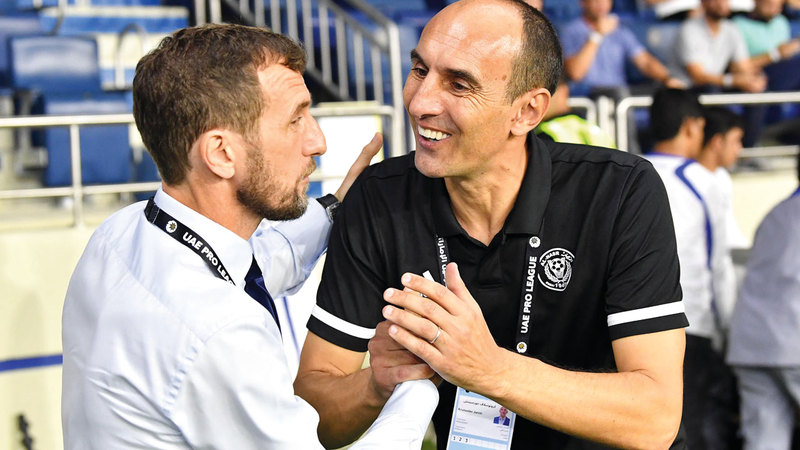 مدرب شباب الأهلي أروابارينا ومدرب النصر كرونسلاف قبل مباراة الفريقين. تصوير: أسامة أبوغانم