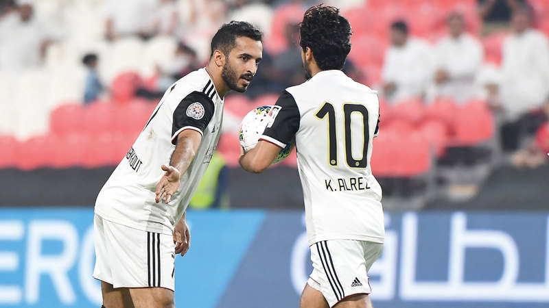 لاعبا الجزيرة علي مبخوت وخلفان مبارك يحتفلان بالفوز الصعب على كلباء. تصوير: إريك أرازاس