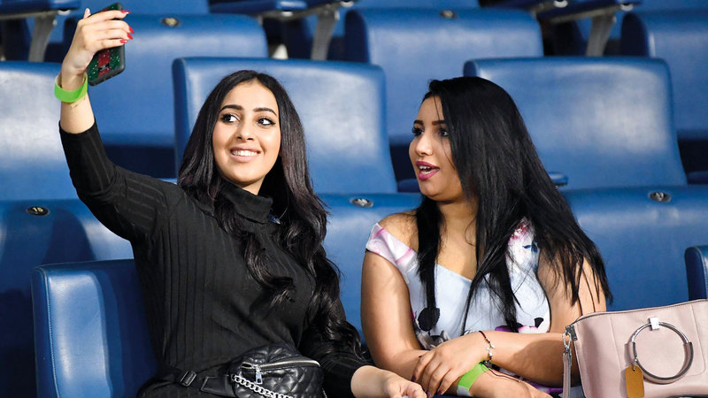 ديربي دبي الذي جمع النصر وشباب الأهلي شهد حضوراً لافتاً من مختلف الجاليات. تصوير: أسامة أبوغانم