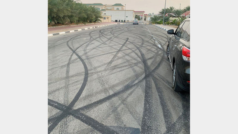 آثار الإتلاف في الطريق العام نتيجة استعراض المتهم بسيارته. من المصدر