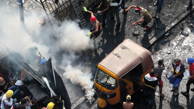 قوات الأمن العراقية تستخدم الغاز المسيل لتفريق المتظاهرين في بغداد. أ.ب