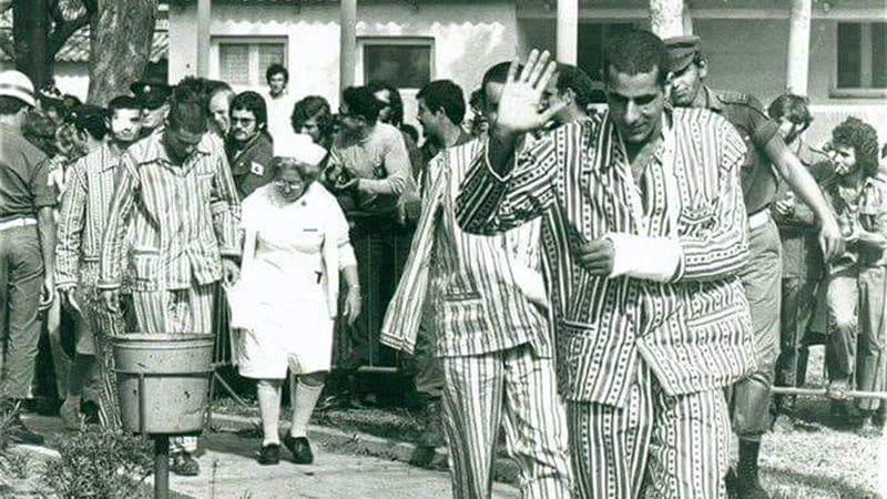 تم إلباس الأسرى الإسرائيليين بيجامات الكستور بغرض الإهانة. أرشيفية