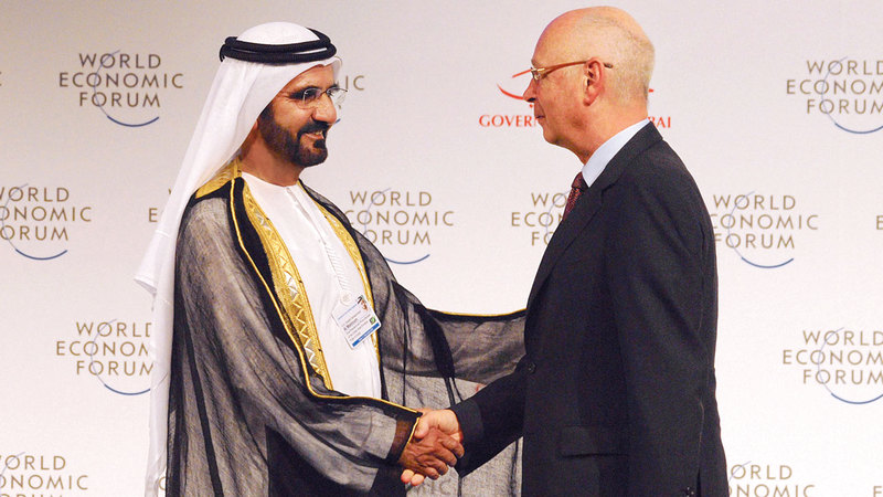 محمد بن راشد مصافحاً رئيس ومؤسِّس المنتدى الاقتصادي العالمي كلاوس شواب في دورة سابقة من مجالس المستقبل. أرشيفية
