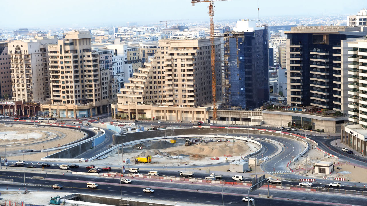 المشروع يتضمن تنفيذ جسرٍ للمشاة بطول 81 متراً، يعبر فوق شارع بني ياس. من المصدر