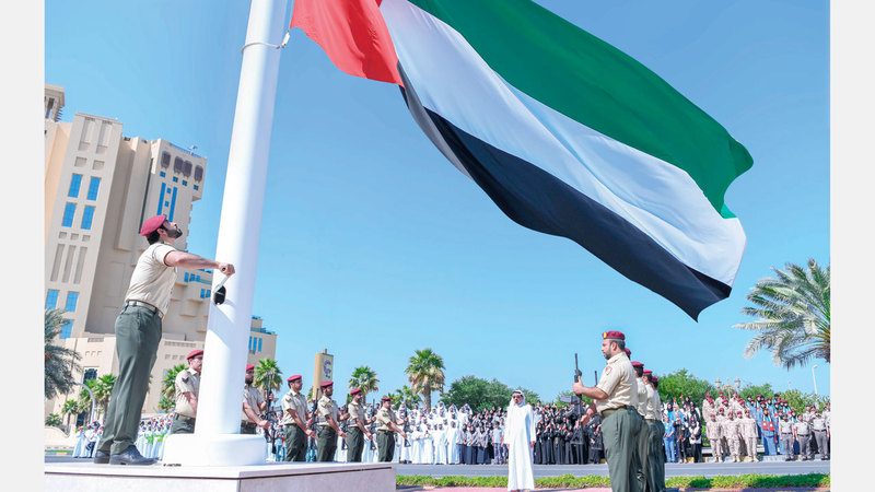 حاكم عجمان رفع عَلَم الدولة على سارية أُعدّت خصيصاً أمام ديوان الحاكم. وام