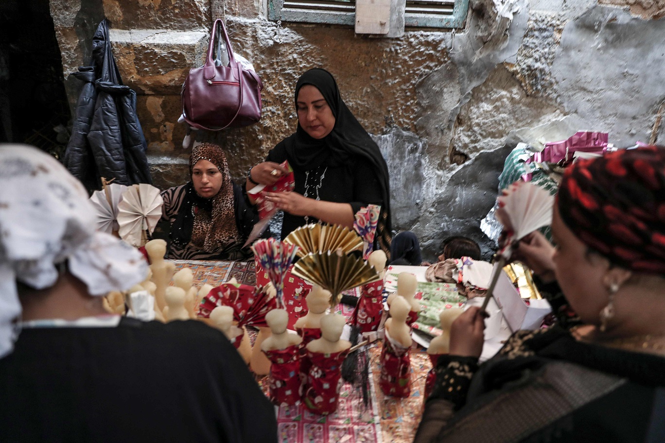 صناعة حلوى المولد في شارع باب البحر - أ.ف. ب