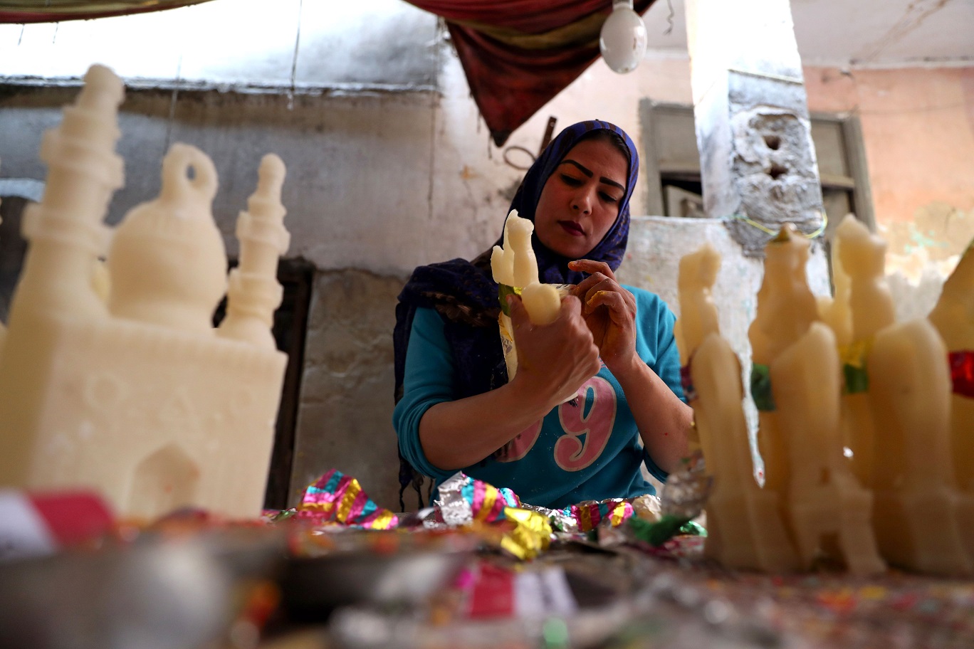 صناعة حلوى المولد في شارع باب البحر - أ.ف. ب