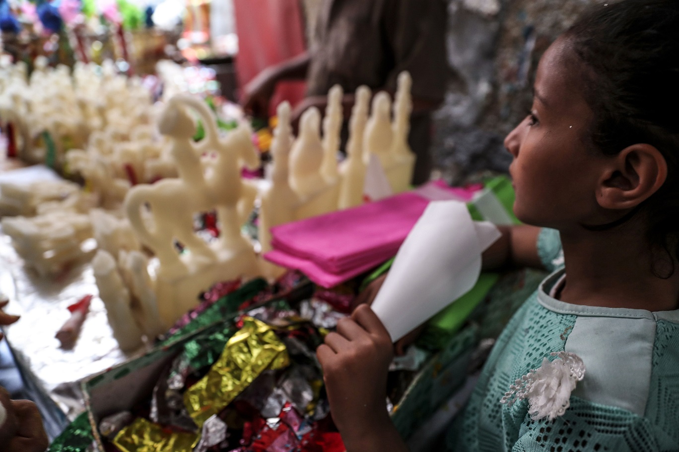 صناعة حلوى المولد في شارع باب البحر - أ.ف. ب