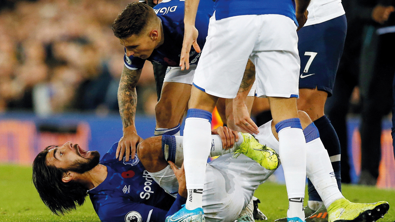 غوميز يصرخ ألماً بعد إصابته بالتواء في الكاحل. أ.ف.ب