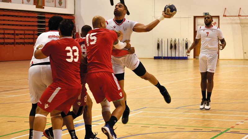 لقاء ودي جمع المنتخب الوطني ونظيره البحريني الشهر الماضي في دبي. تصوير: مصطفى قاسمي