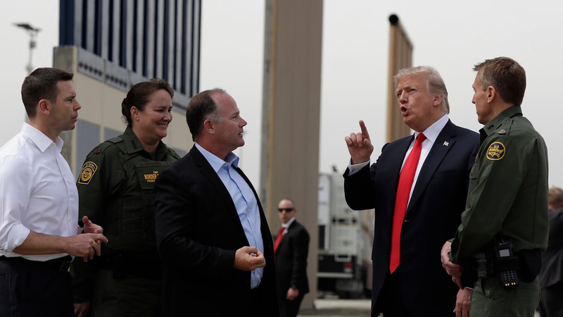 تفاخر ترامب بصورة متزايدة أمام أنصاره حول الميزات الفائقة للجدار. أ.ب