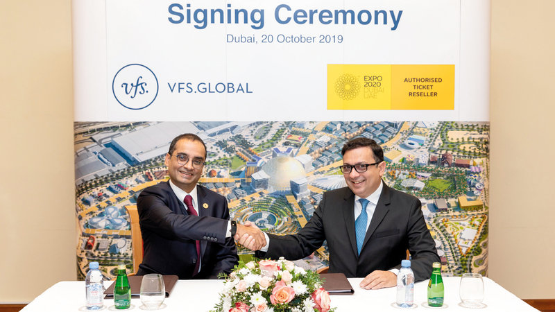 خوسلا (يسار) وكاركاريا خلال توقيع الاتفاقية. من المصدر