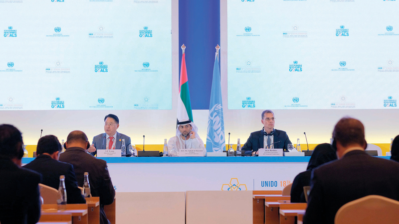 المزروعي &laquo;وسط&raquo; أكد أن دولاً كثيرة غيّرت قوانينها بما يخدم تنمية الصناعة  في هذه البلدان. من المصدر