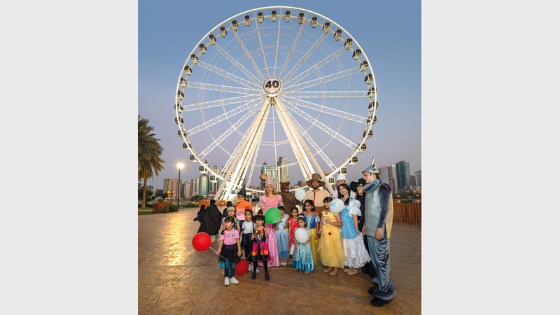 شخصيات الفيلم الخيالي الشهير «ويزرد أوف أوز» بملابسها المزخرفة طافت مرافق المنتزه.

من المصدر