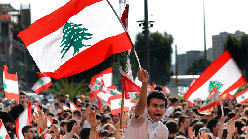 تظاهرة طلابية أمام وزارة التربية في بيروت.  أ.ب