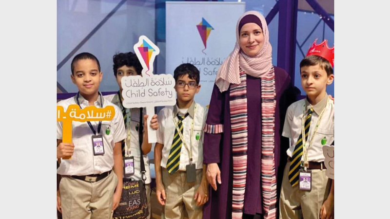 الكاتبة قدمت الجلسة لزوارها الصغار بطريقة تفاعلية.

من المصدر