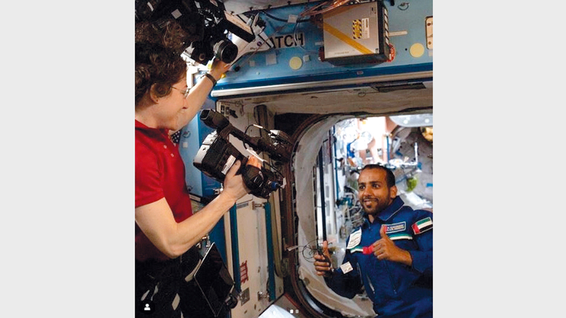 كريستينا تحمل الكاميرا.. والمنصوري داخل أحد أقسام المحطة الدولية. من المصدر