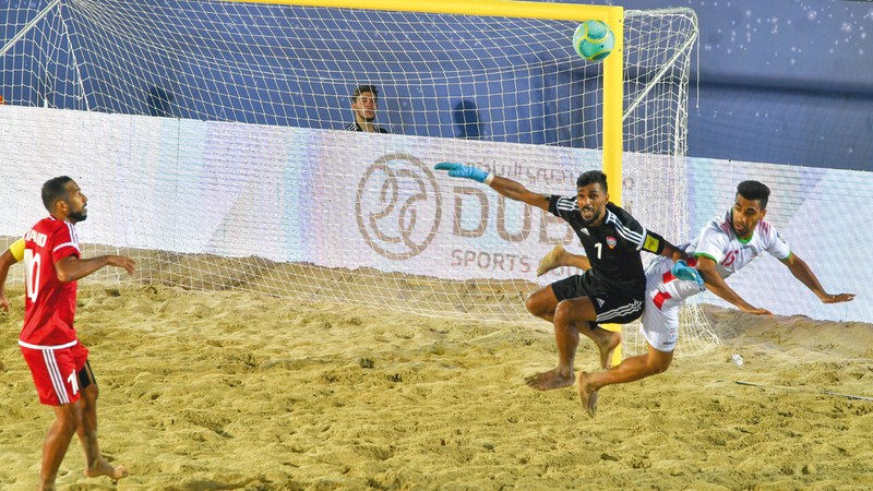 كرة لمنتخب الشواطئ لم تكمل طريقها نحو المرمى الإيراني. تصوير: مصطفى قاسمي