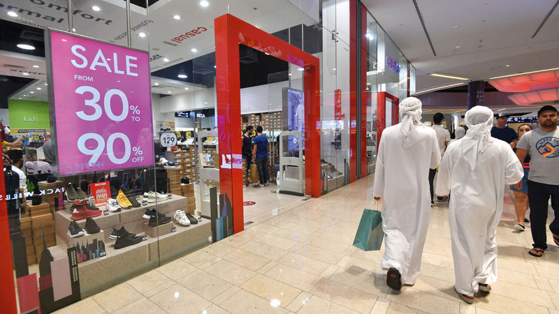تخفيضات وعروض الملابس والأحذية أسهمت في زيادة المبيعات بنسب راوحت بين 25 و30%. تصوير: مصطفى قاسمي