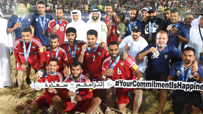 خلال تتويج المنتخب الوطني بحضور بن غليطة وحارب. تصوير: أسامة أبوغانم