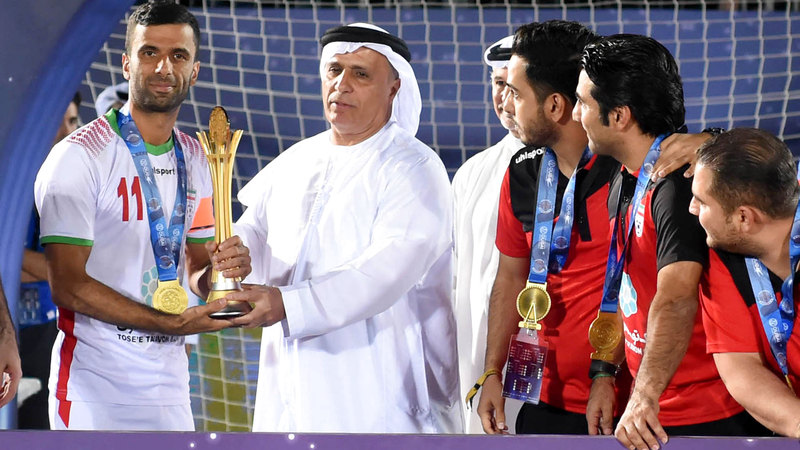 مطر الطاير توّج طرفي المباراة النهائية. تصوير: أسامة أبوغانم