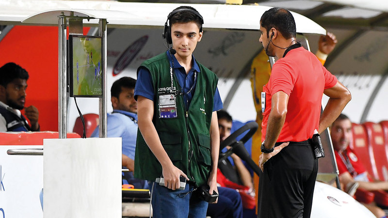 الحكم حمد علي يوسف خلال مراجعته «الفار» في قمة الجولة السابعة بين الجزيرة والشارقة. تصوير: إريك أرازاس