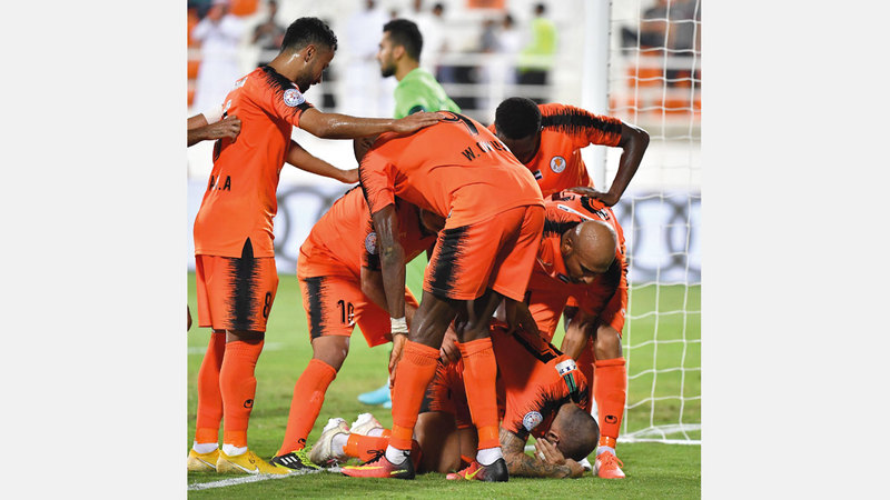 لاعبو عجمان يحتفلون بالتسجيل في مرمى خورفكان، لكن فرحتهم لم تدم طويلاً. تصوير: أسامة أبوغانم