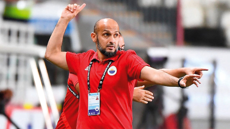 مدرب الشارقة العنبري يوجه لاعبيه على طريقته الخاصة في مباراة الجزيرة. تصوير: إريك أرازاس