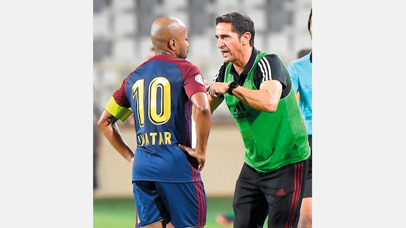 مدرب الوحدة الإسباني خمينيز يعطي تعليمات لقائد الفريق إسماعيل مطر. تصوير: إريك أرازاس