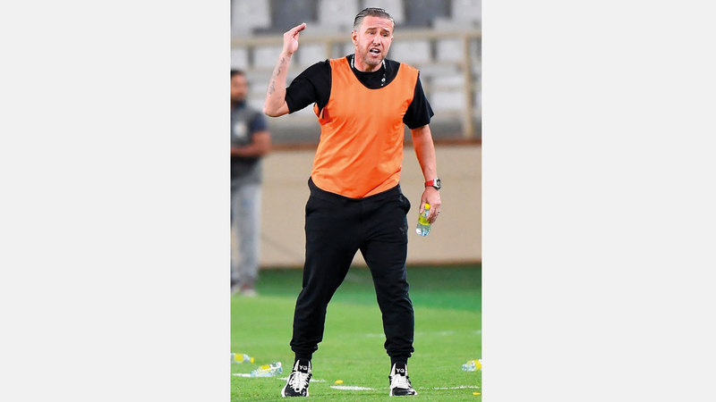 مدرب الوصل، الروماني ريجيكامب، يوجه لاعبيه خلال لقاء الوحدة. تصوير: إريك أرازاس