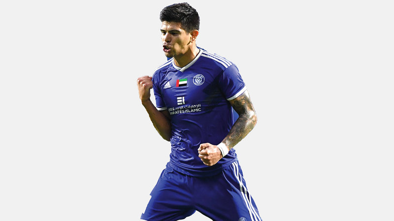 لاعب النصر، التشيلي بافيز، قدم مباراة كبيرة، وأحرز هدفاً في شباك كلباء. تصوير: أسامة أبوغانم