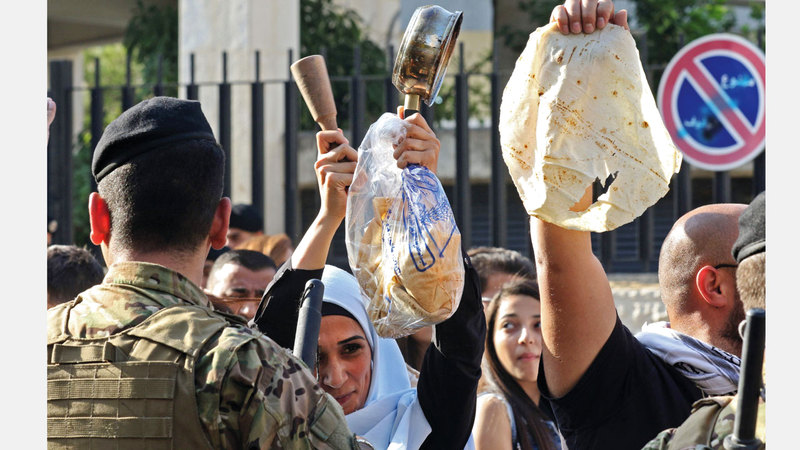 متظاهرون أمام أحد المصارف في صيدا. أ.ف.ب
