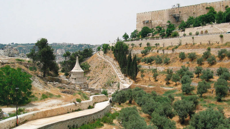 إسرائيل أقامت المقبرة على جبل الزيتون الذي يضم معالم تاريخية ويطل مباشرة على المسجد الأقصى ومدينة القدس. من المصدر